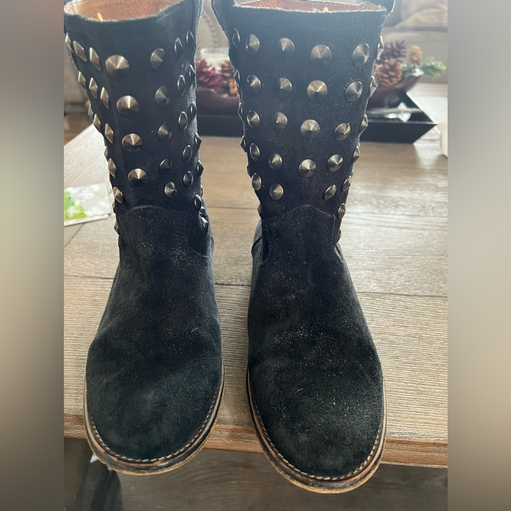 Cute anckle pull ups boots .. made in Spain
